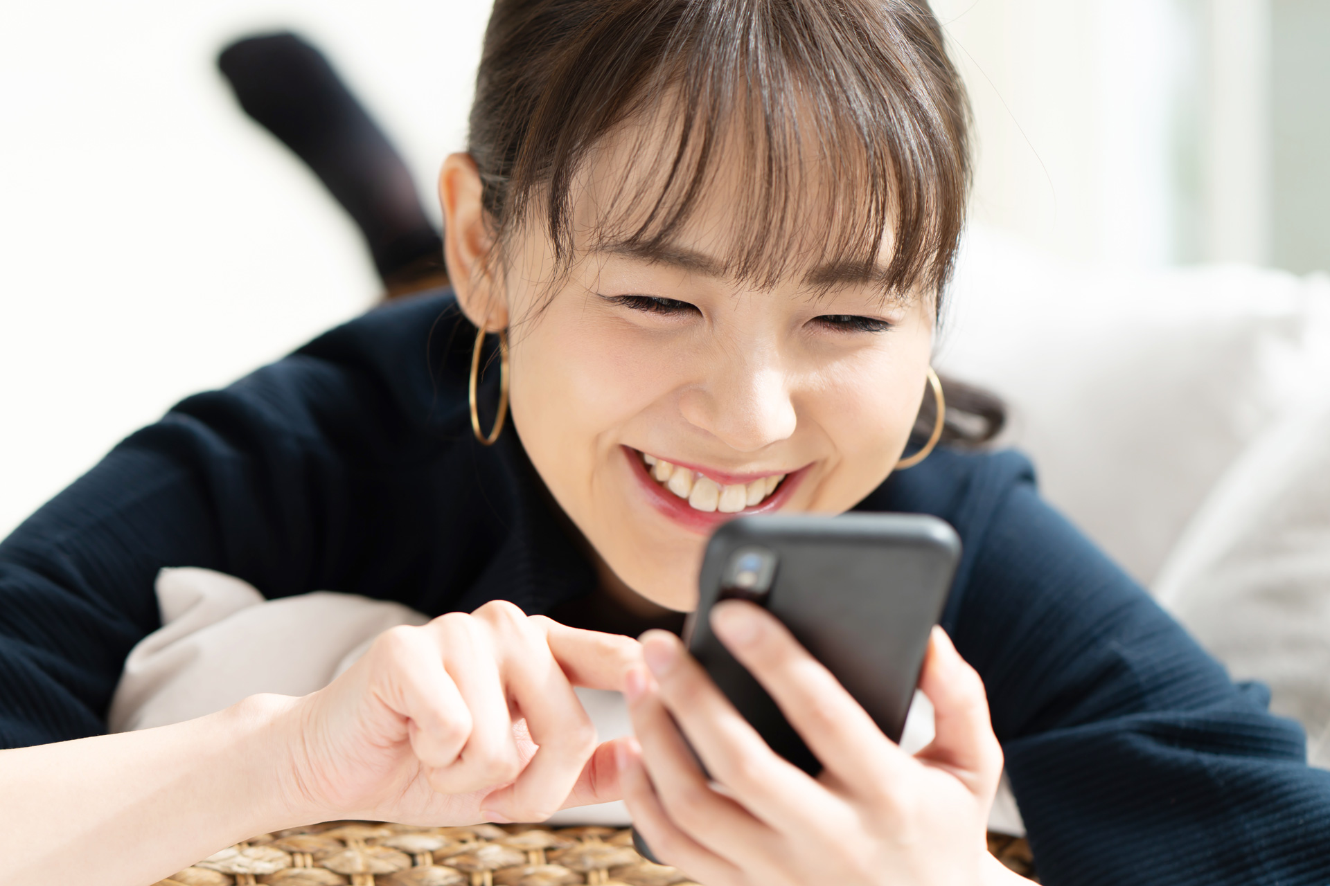 スマホからアイデアを投稿する女性