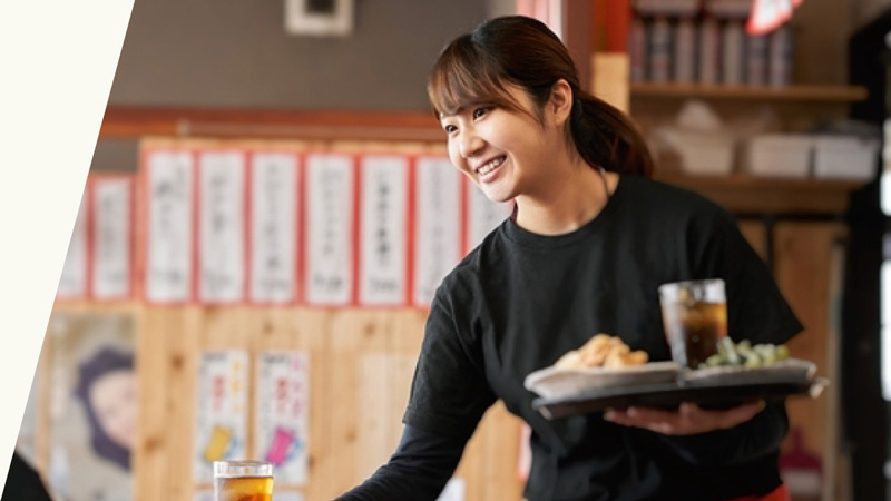 居酒屋で働く女性